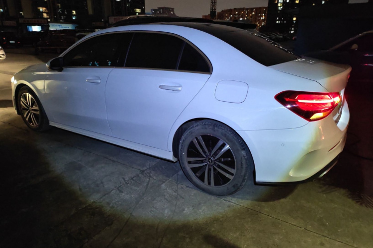 奔驰A级 2020款 A 180 L 运动轿车车身外观4