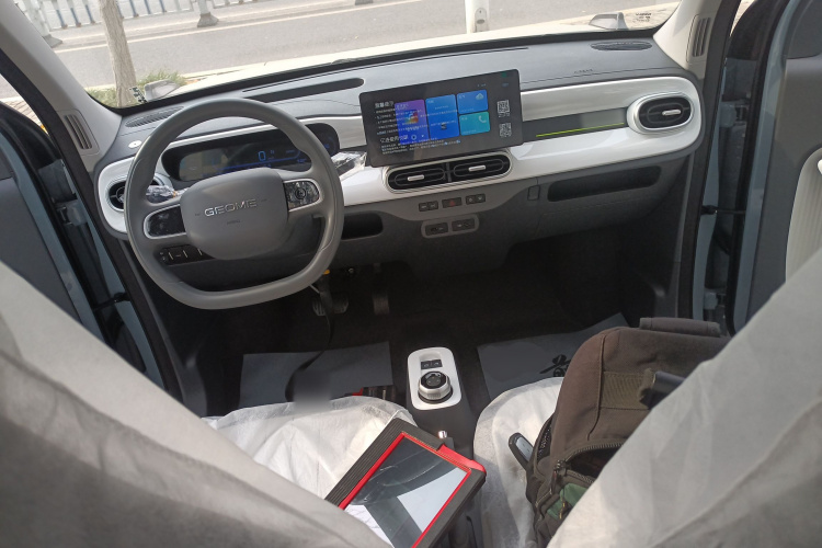 吉利银河 2025款 210km 熊猫卡丁中控内饰12