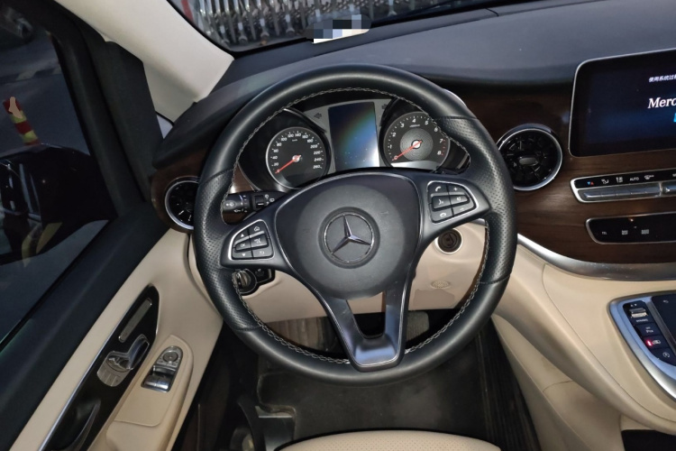 奔驰V级 2022款 V 260 领航版中控内饰13