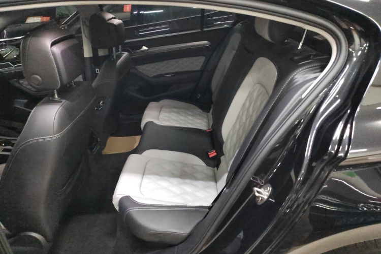 大众 迈腾 2023款 200万辆纪念版 330TSI DSG领先型中控内饰21