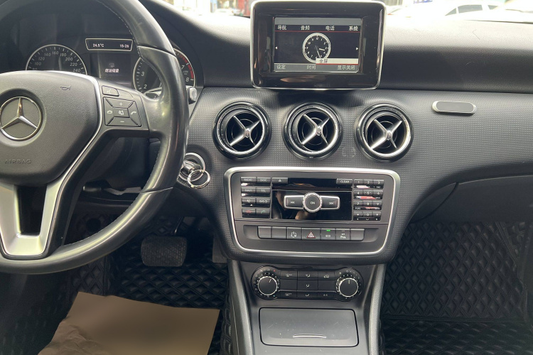 奔驰A级(进口) 2013款 A 180 时尚型中控内饰7005