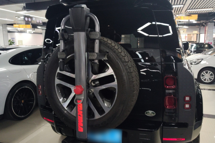 路虎卫士 2024款 110 3.0T P400 暗黑特别版车身外观6