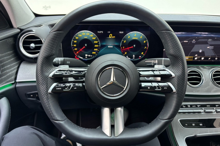 奔驰E级 2022款 改款三 E 300 L 运动时尚型局部细节13