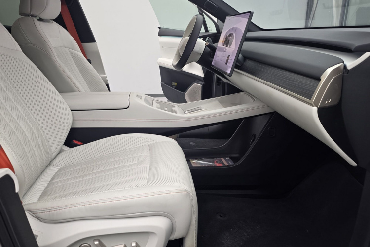 乐道L60 2024款 60kWh 后驱版中控内饰7004