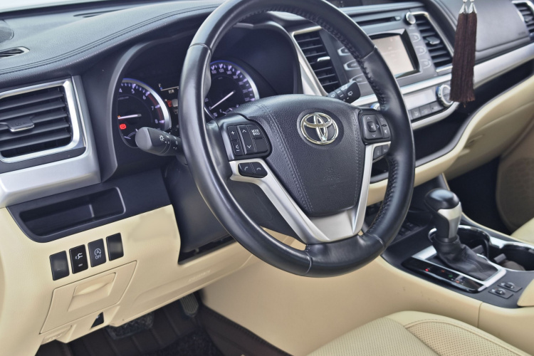 丰田 汉兰达 2018款 2.0T 四驱豪华版 7座 国V中控内饰7008