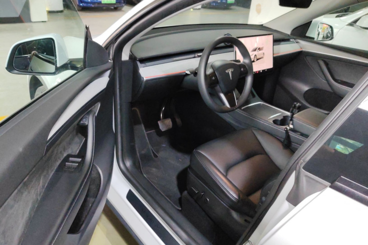 特斯拉 Model Y 2022款 改款 后轮驱动版中控内饰7003