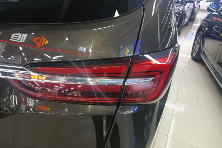 别克GL8 2021款 陆上公务舱 652T 豪华型车身外观9