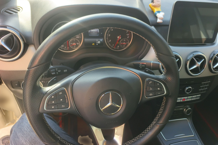 奔驰B级 2017款 B 200 动感型中控内饰13