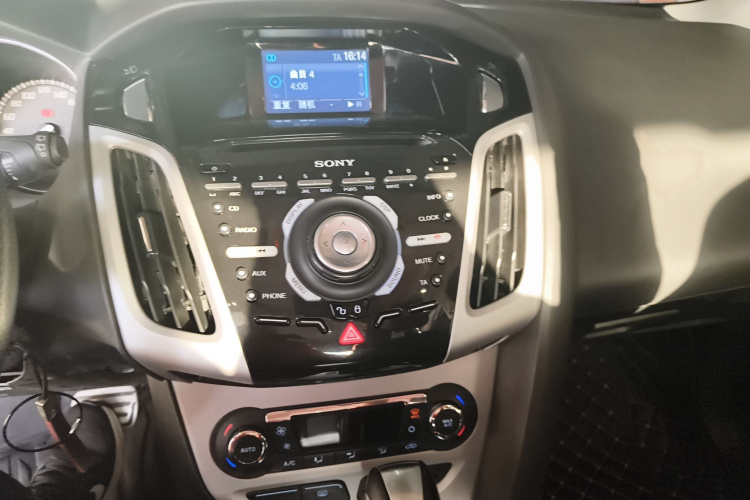 福特 福克斯 2012款 两厢 2.0L 自动豪华运动型局部细节16