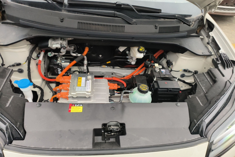 五菱汽车 五菱缤果PLUS 2024款 330km 五座版机舱底盘24