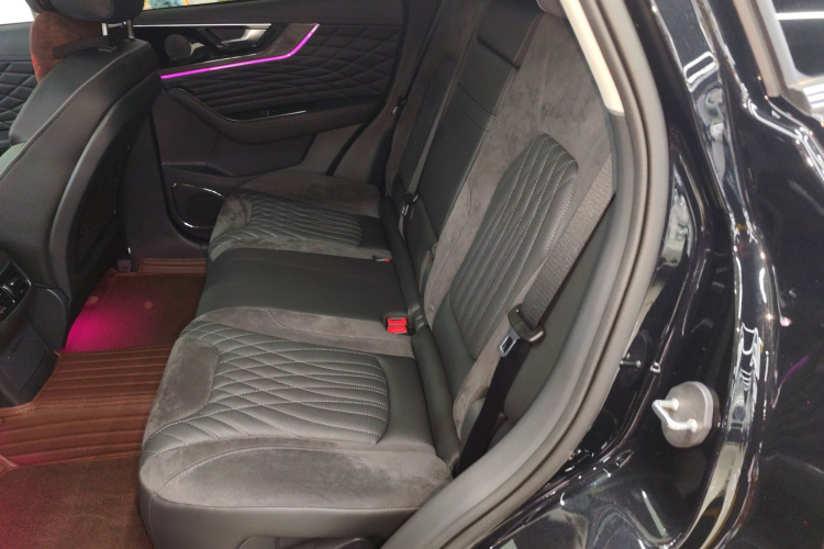 红旗HS5 2022款 改款 2.0T 智联旗领版中控内饰7004