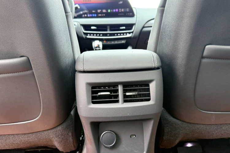 凯迪拉克CT5 2025款 28T 城市运动版中控内饰7013