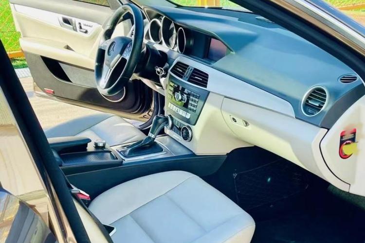 奔驰C级(进口) 2011款 C 200 时尚旅行版局部细节9005