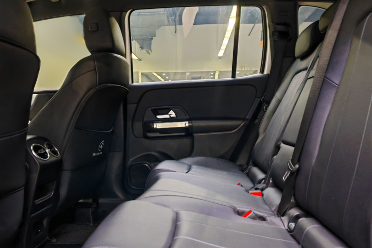 奔驰GLB 2022款 改款二 GLB 200 动感型中控内饰7002