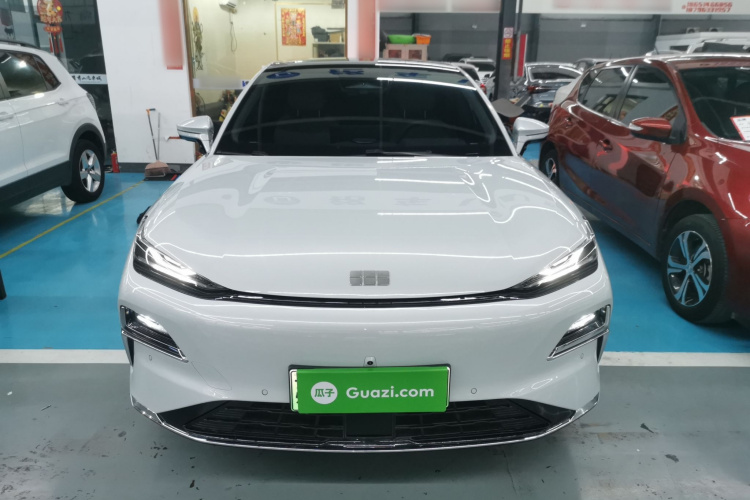 吉利银河 银河星耀8 2025款 130km EM-i 旗舰版车身外观2