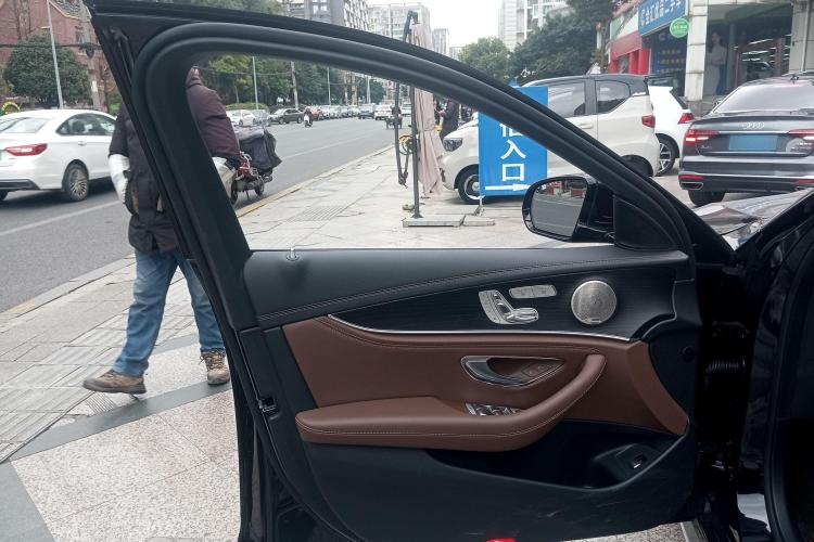 奔驰E级 2022款 改款三 E 300 L 运动豪华型中控内饰7007