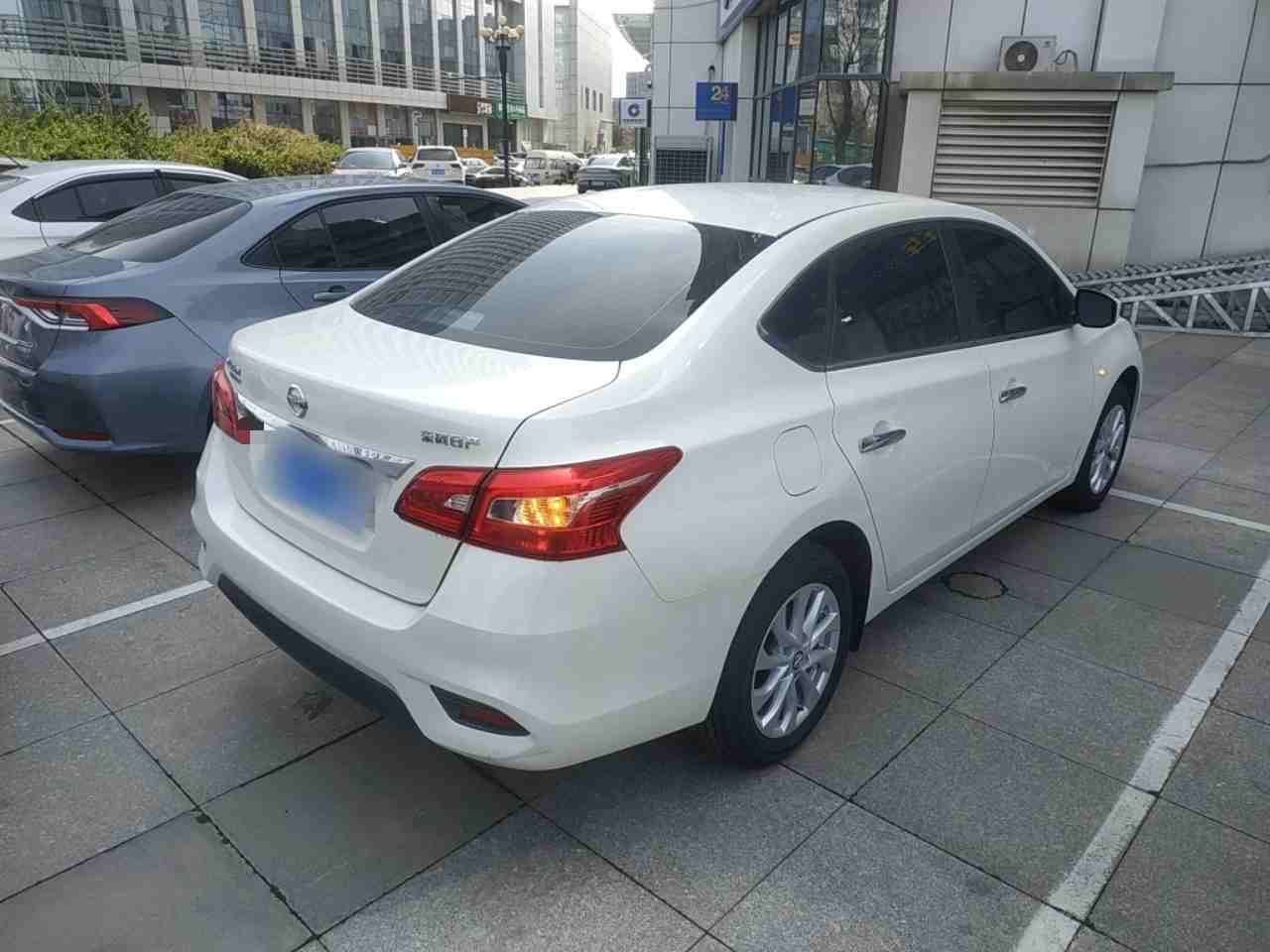 车辆右后45度外观实拍
