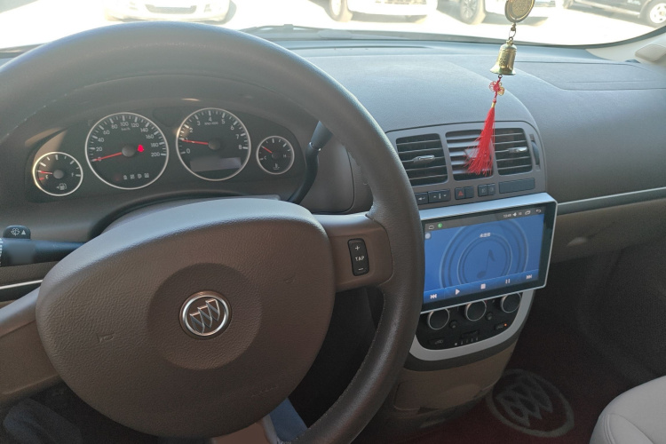 别克GL8 2014款 2.4L 经典版中控内饰12