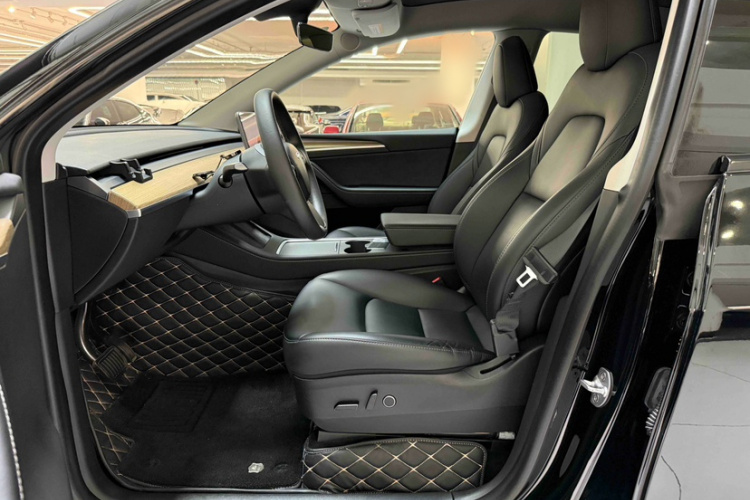 特斯拉 Model Y 2022款 改款 后轮驱动版中控内饰7003