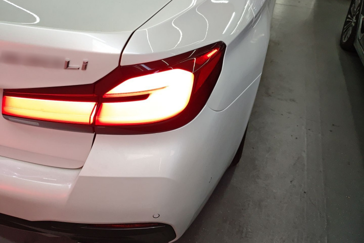 宝马5系 2021款 530Li 领先型 M运动套装车身外观9