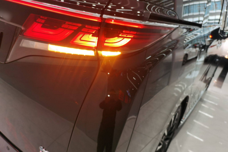 丰田 威尔法 2024款 皇冠 双擎 2.5L 至尊行政版车身外观9