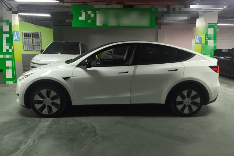 特斯拉 Model Y 2022款 后轮驱动版车身外观4