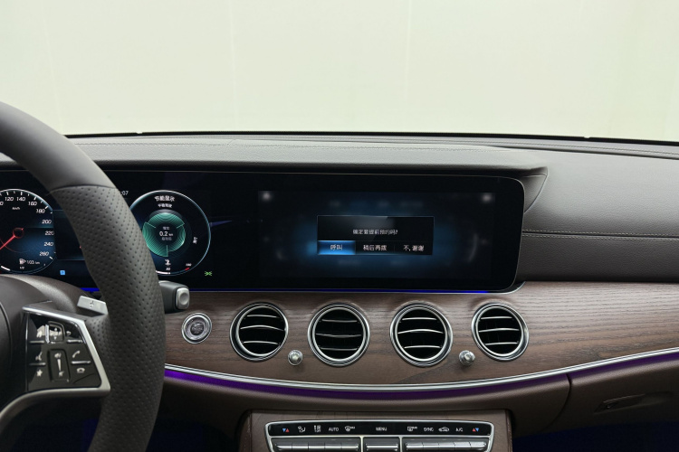 奔驰E级 2023款 改款 E 300 L 时尚型中控内饰7012