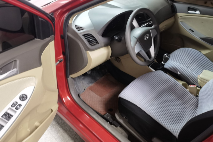 现代 瑞纳 2010款 三厢 1.4L 手动舒适型GS中控内饰20