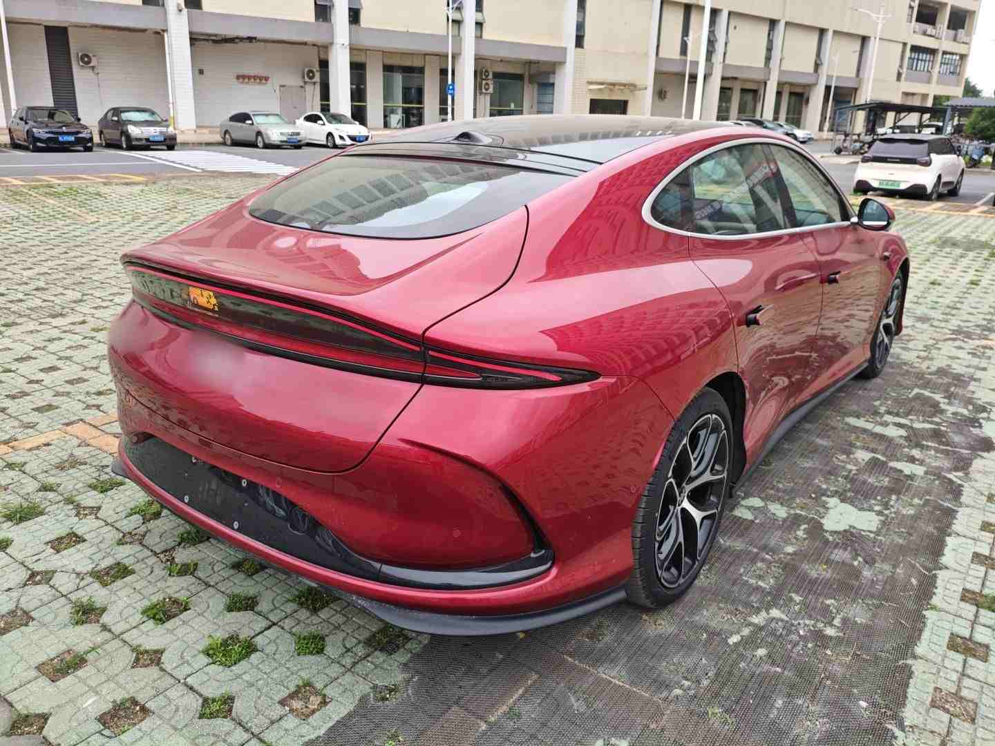 车辆右后45度外观展示