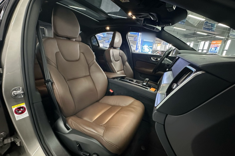 沃尔沃S60 2022款 B4 智逸豪华版中控内饰7008