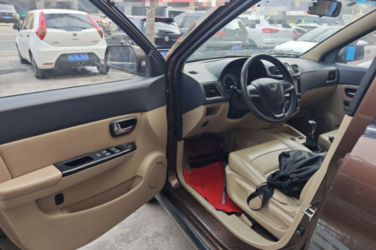 五菱汽车 五菱宏光 2013款 1.2L S舒适型国IV中控内饰20