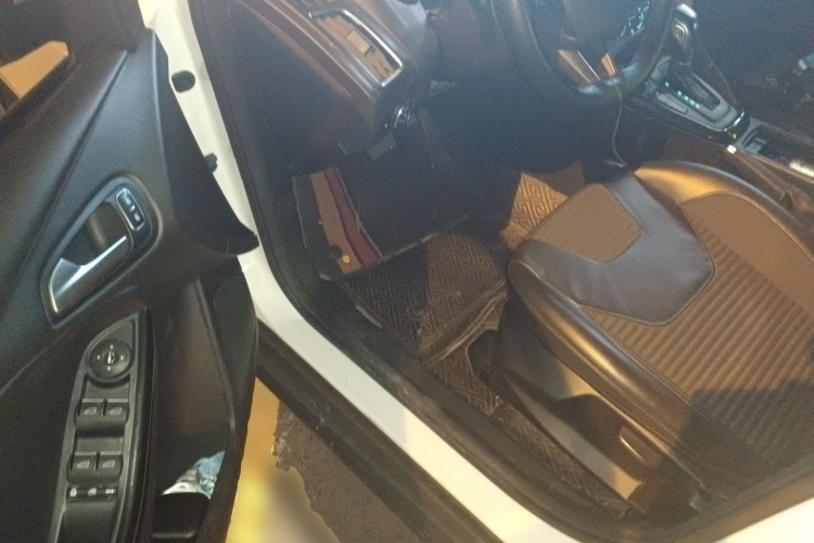 福特 福克斯 2017款 三厢 EcoBoost 180 自动精英型中控内饰20