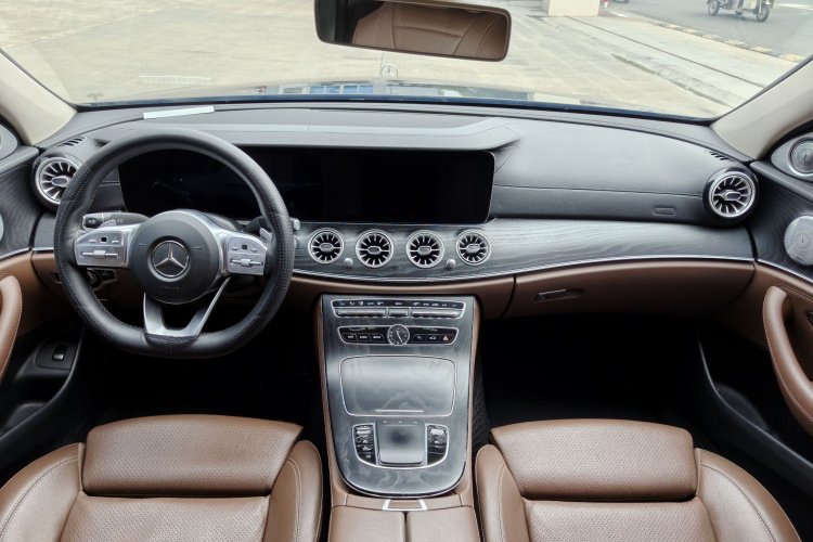 奔驰E级 2019款 E 200 L 运动型中控内饰7001