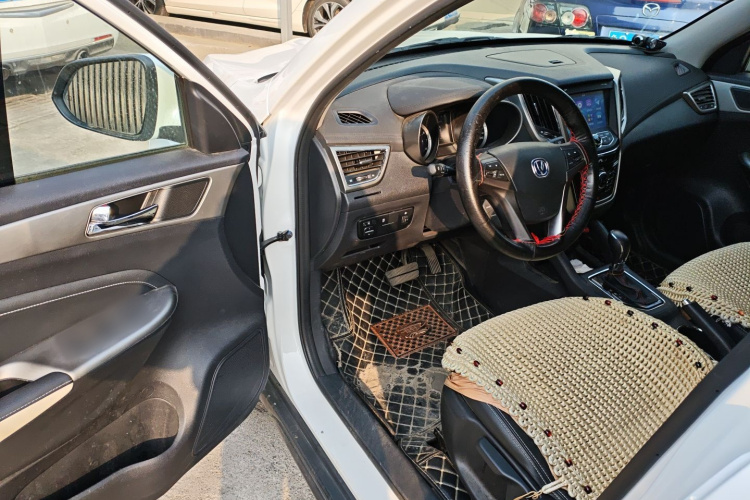 长安CS35 2017款 1.6L 自动豪华型中控内饰20