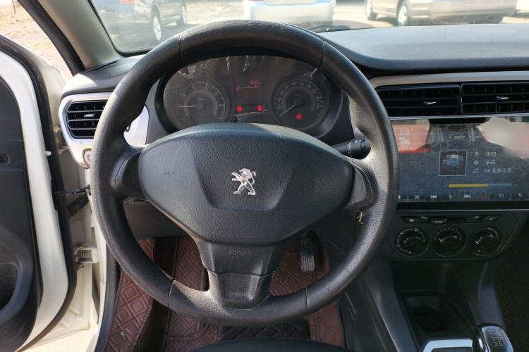 标致301 2016款 1.6L 手动舒适版中控内饰13