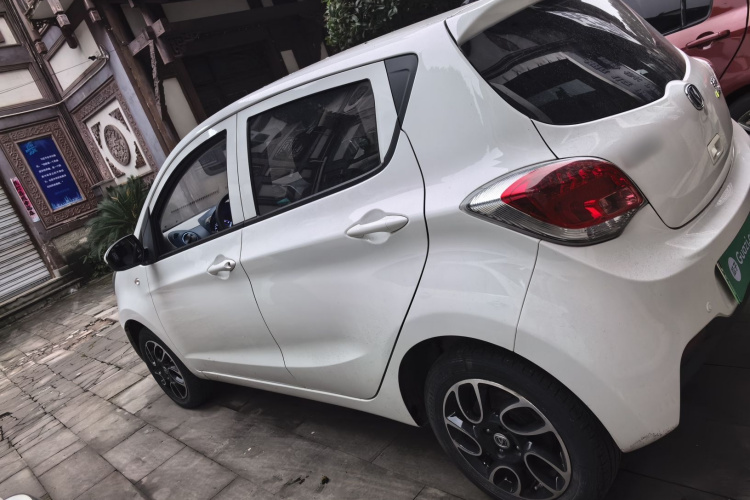 长安欧尚 奔奔E-Star 2021款 国民版 多彩款 磷酸铁锂（31.86kWh）车身外观4