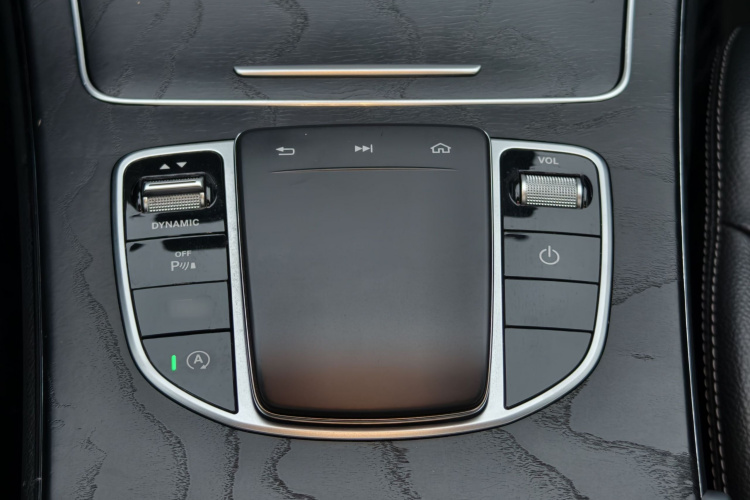 奔驰C级 2019款 C 260 L 运动版局部细节9001