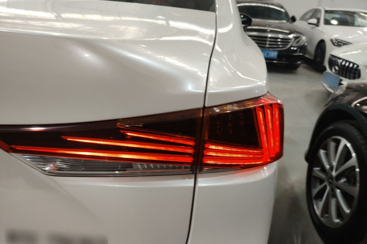 雷克萨斯IS 2017款 300 锋尚版车身外观6006