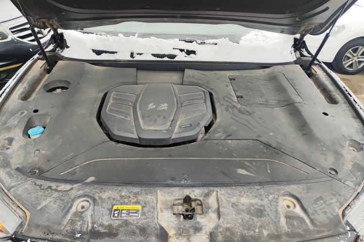 红旗HS5 2022款 2.0T 智联旗享四驱版机舱底盘24