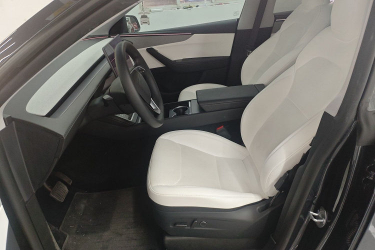 特斯拉 Model Y 2025款 后轮驱动 首发版中控内饰19