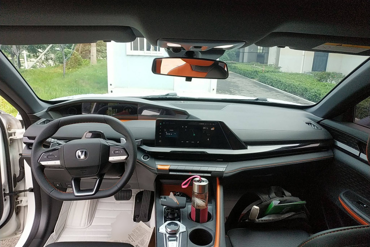 长安UNI-V 2022款 1.5T 尊贵型中控内饰7002
