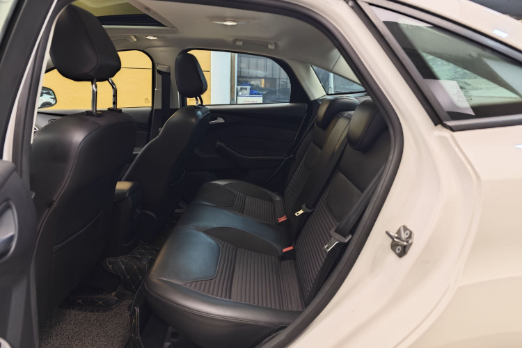 福特 福克斯 2017款 三厢 1.6L 自动风尚型智行版车身外观6006