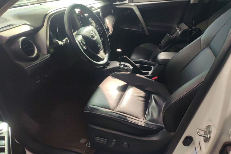 丰田 RAV4荣放 2018款 2.5L 自动四驱精英i版中控内饰19