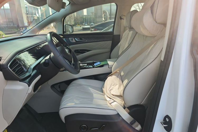 腾势D9 2024款 DM-i 970 豪华型中控内饰19