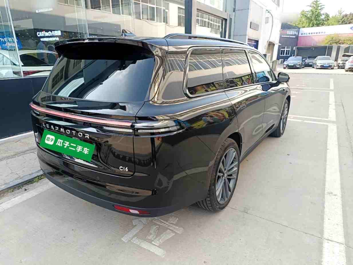 车辆右后45度外观展示