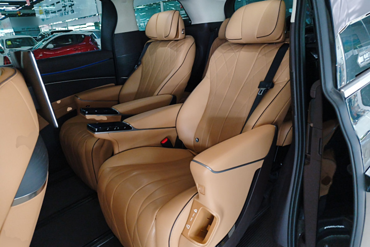 腾势D9 2024款 DM-i 980 四驱旗舰型中控内饰7004