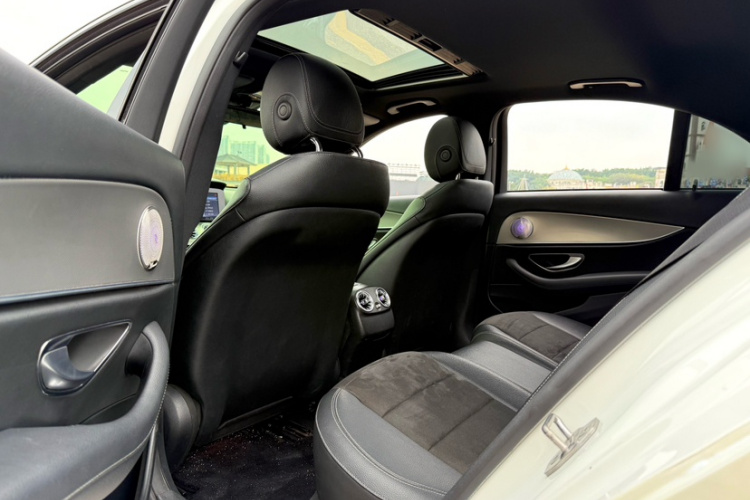 奔驰E级 2017款 E 200 运动型中控内饰7010