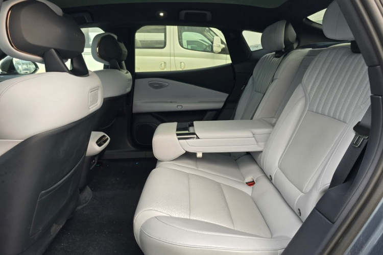 领克Z10 2024款 95kWh 702km四驱智驾Ultra中控内饰7002