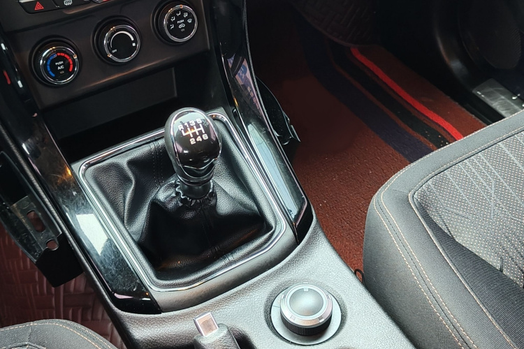 陆风X8 2017款 2.0T 汽油4X4豪华型局部细节18