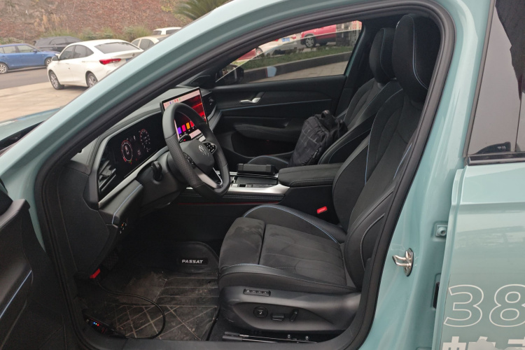 大众 帕萨特 2025款 Pro 380TSI 星空龙尊版中控内饰19